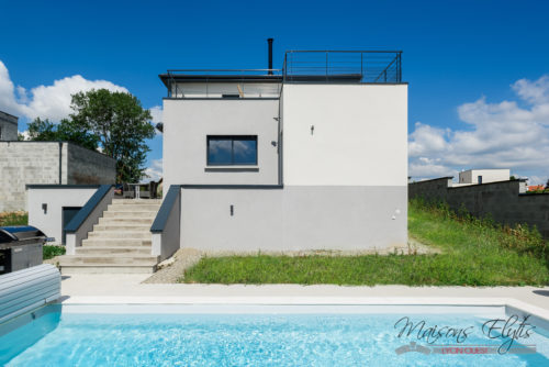 Maison contemporaine avec toit accessible, grands balcons et baies vitrées