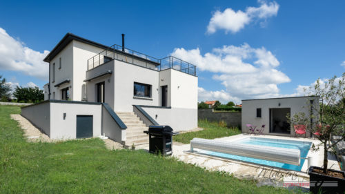 Construction d'une Maison contemporaine avec toit accessible, grands balcons et baies vitrées