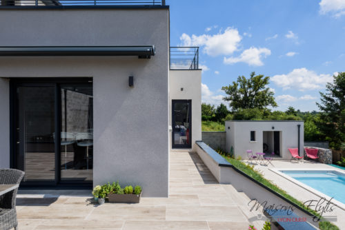 Construction d'une Maison contemporaine avec toit accessible, grands balcons et baies vitrées